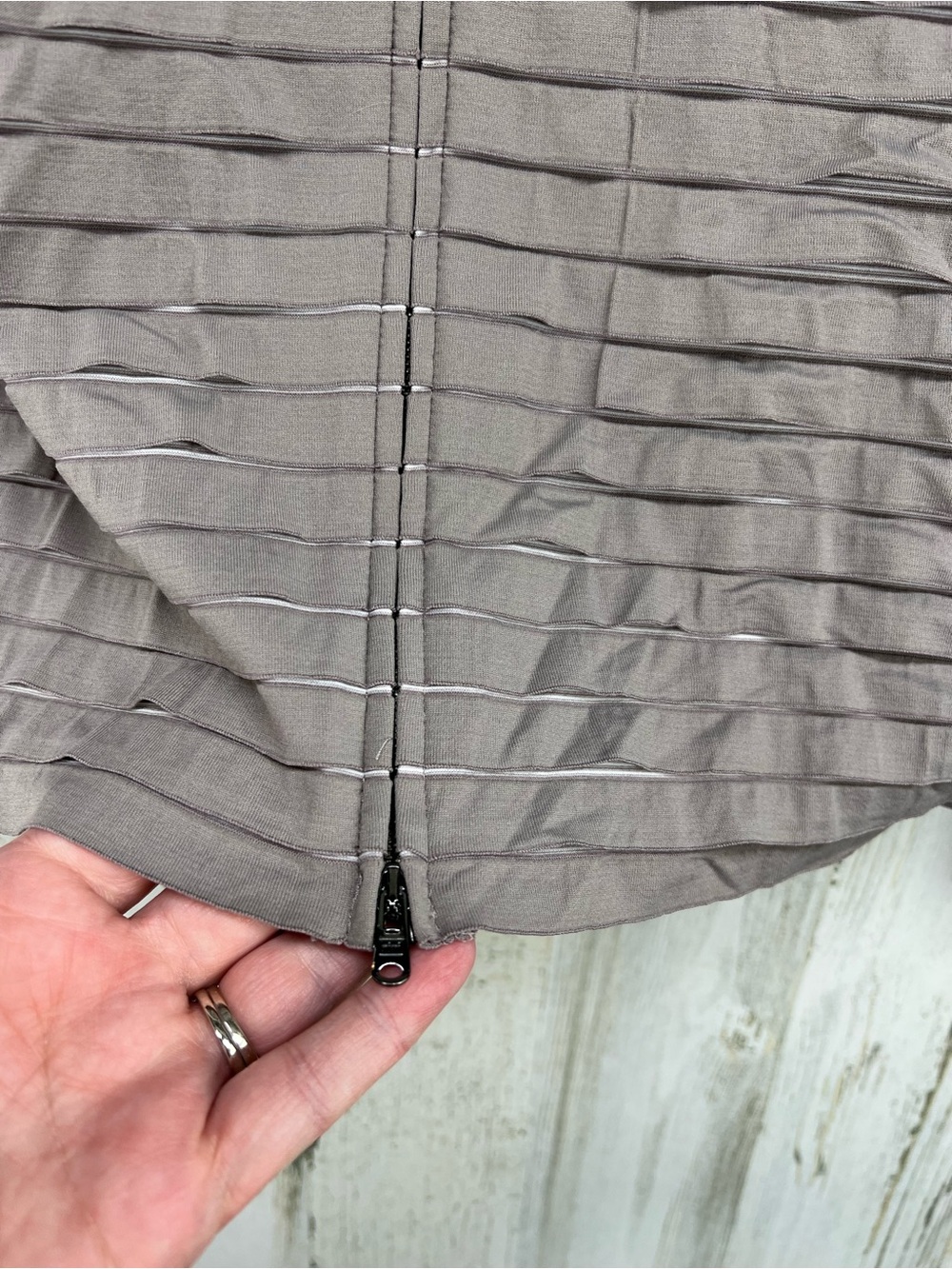 ST. JOHN Yellow Label Mock Neck Taupe Layered Pleat Full Zip Jacket Womens Small - Picture 4 of 7